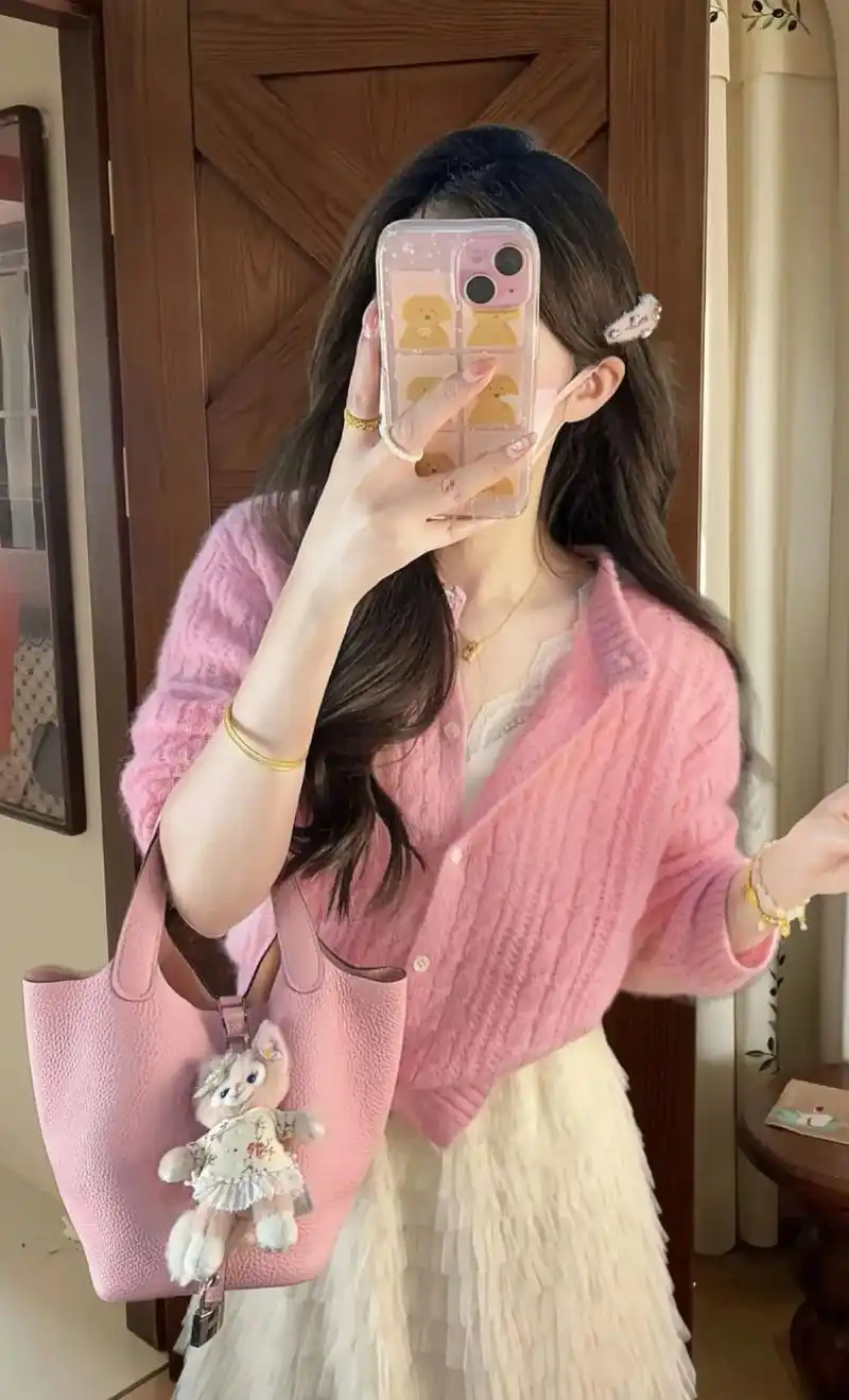 春日|彩色氛围感穿搭.粉色温柔风开衫 米色蛋糕裙,春天的氛围 - 抖音