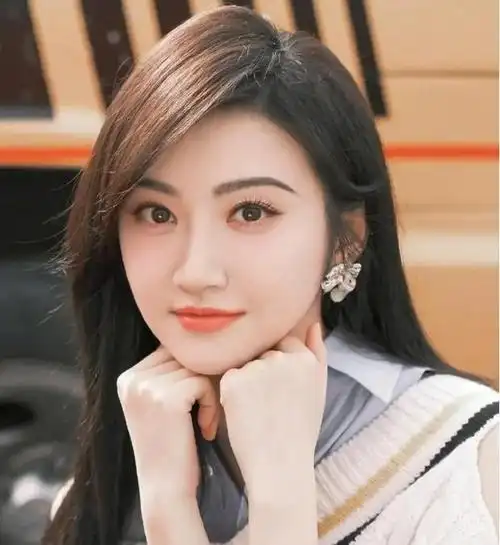 有人曾传言景甜背后有万达集团的王健林父子做后台,然而据以前的报道