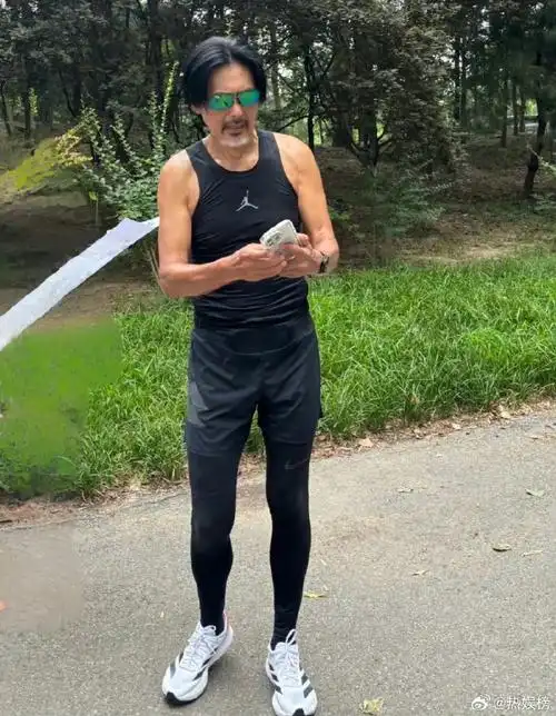 69岁周润发发量#我也要去偶遇,发哥太自律了,这身材这状态哪像69说哪