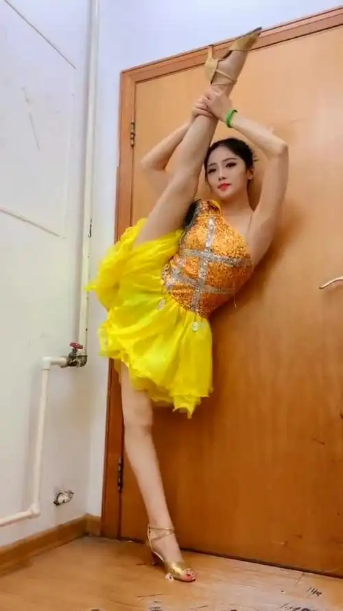 跳舞蹈的就是不一样,就连一字马的动作都这么到位