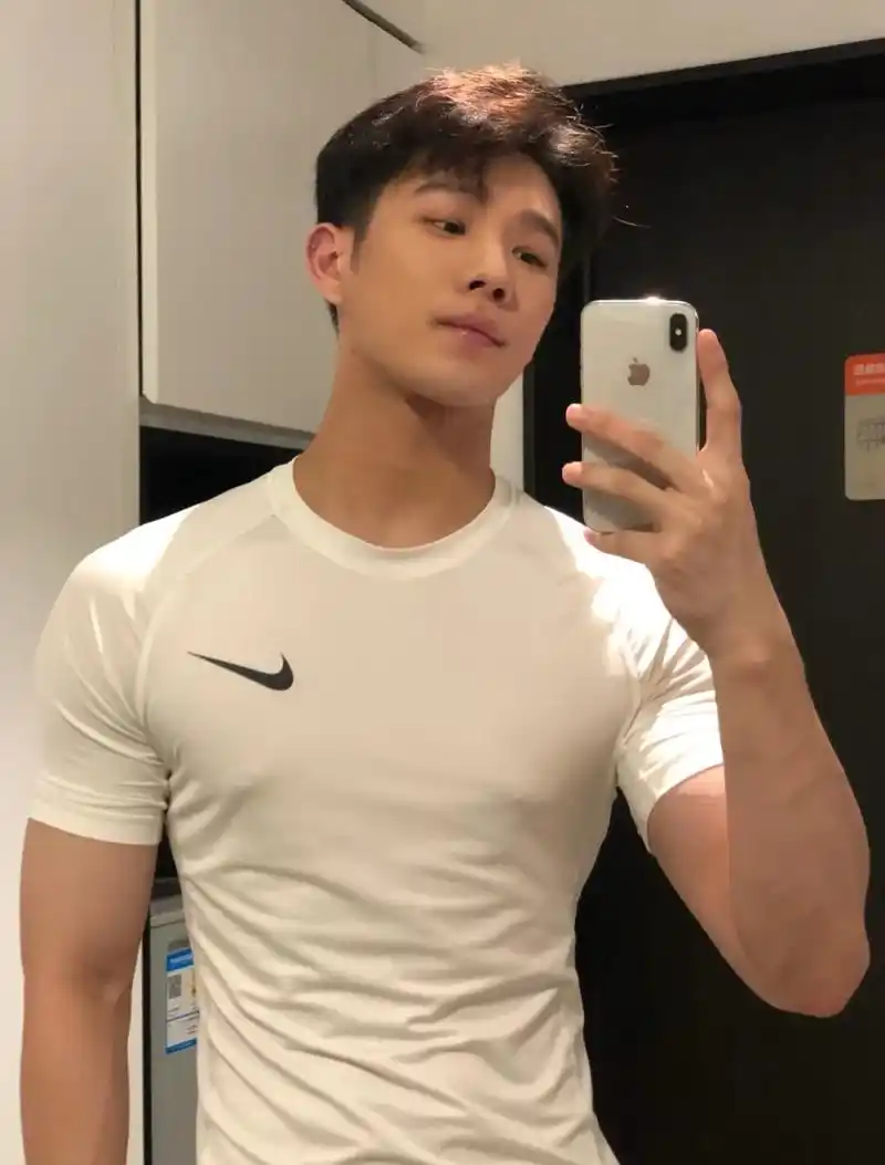 拥有健美身材的快递小哥哥日常穿搭,各种自拍,展现不同风格魅力