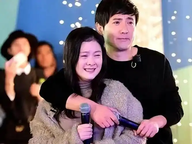 沈腾带老婆参加婚礼,两人身材对比鲜明,穿情侣装破婚变传闻|沈腾|王琦