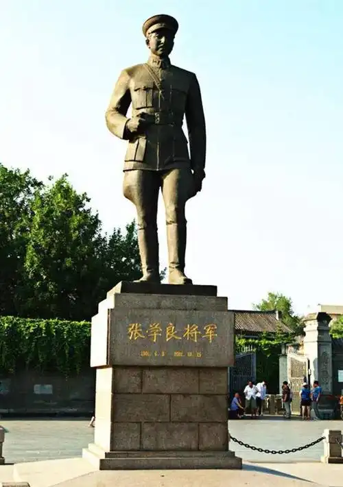 在院落前的空地上,建有一座少帅张学良的雕像
