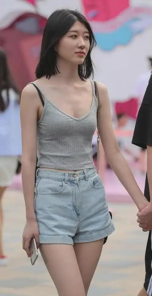 气质美女热裤分分钟秀出好身材和男友手牵手很是甜蜜