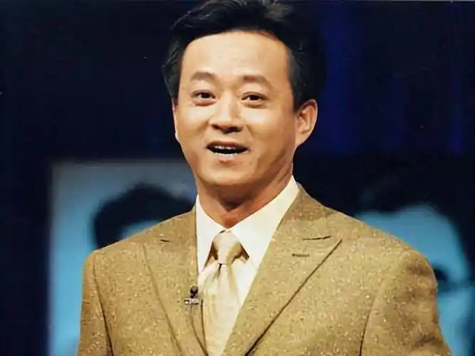 重回央视后却退居幕后 朱军都经历了什么_诉讼_微博_弦子