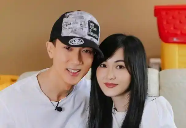 吴尊夫妇餐厅被偶遇,妻子发福又显胖,2人吃10个菜,被指太浪费