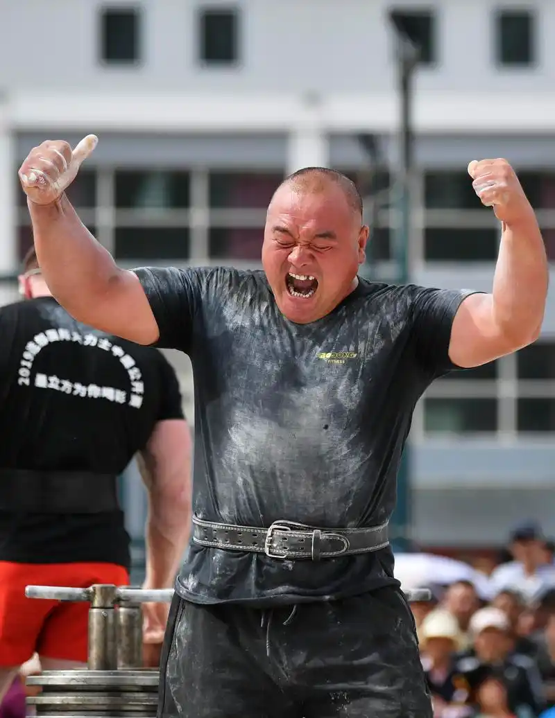 24名国际大力士在甘肃迭部一决高下