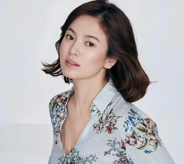 41岁宋慧乔现身新加坡,面部僵硬下巴侧歪,网友:人造脸太可怕