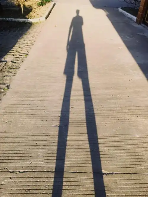 早上的太阳把人的影子拉得好长_keep
