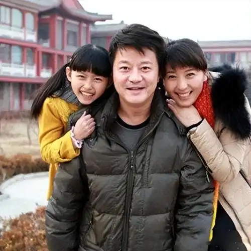 回顾闫学晶30万出场费惹争议二婚45岁高龄生女儿子成她骄傲