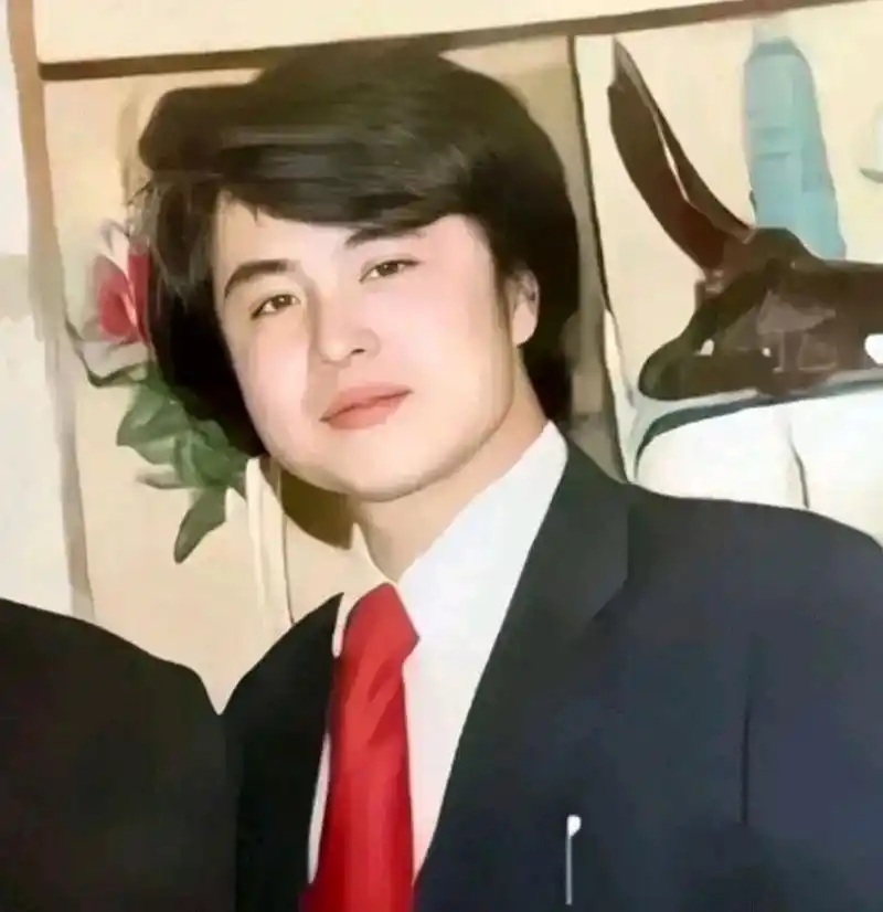 年轻时候的徐少华长得眉清目秀,唇红齿白,一头乌黑浓密的头发,简直帅