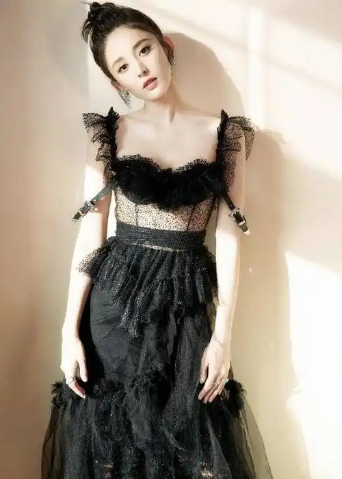 古力娜扎穿衣真胆大了穿黑纱连衣裙高贵优雅被她给惊艳了