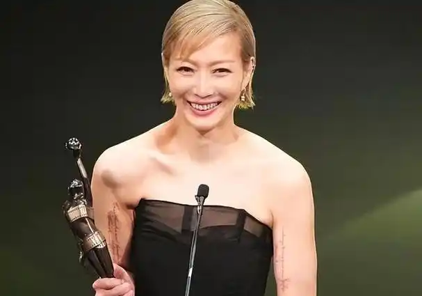 许志安回应老婆近况一脸担忧,郑秀文生病半年未痊愈.