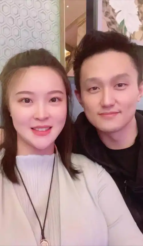 惠若琪与老公庆祝结婚三周年身材明显发福越来越有夫妻相