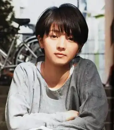 初中生空气刘海斜梳短发发型