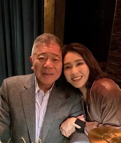 黎姿晒照庆结婚周年,68岁马延强搞浪漫送花,夫妻同框似两代人