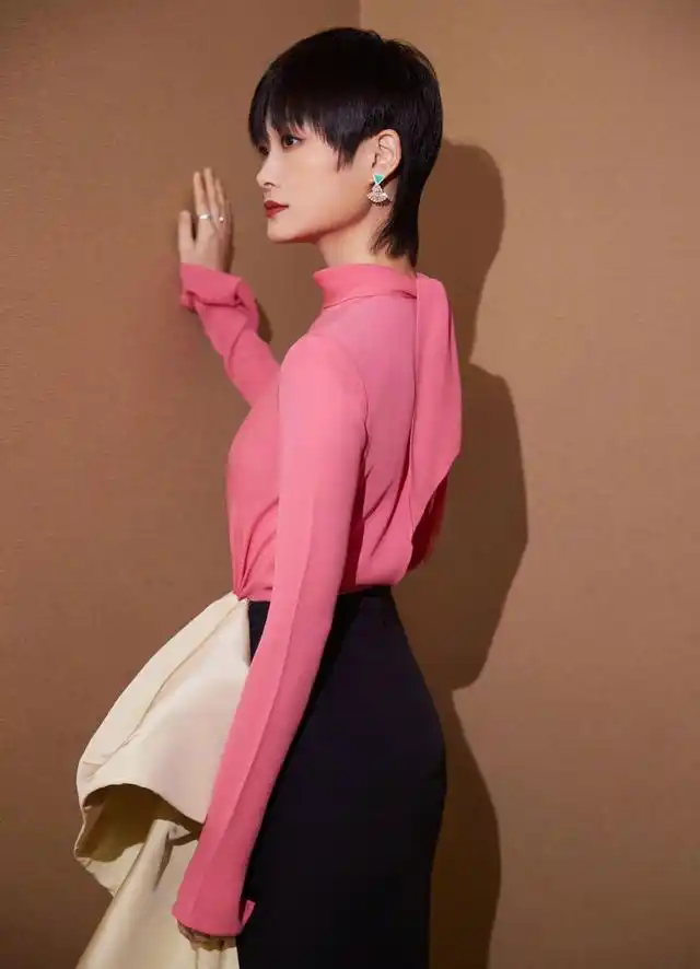 李宇春穿裙装,除了偶尔红粉或刺绣的柔美裙装外,她的每件裙装都带着