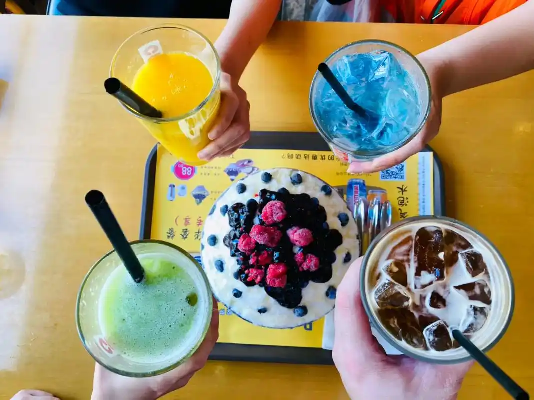 想念和闺蜜相聚的日子909090 #碰杯仪式 #麻将配奶茶  - 抖音