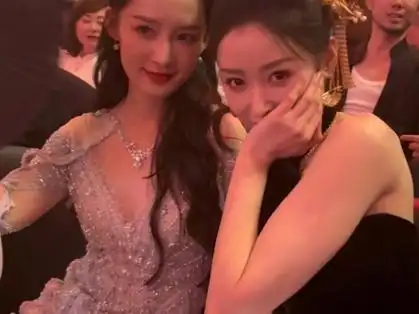 李沁给张天爱挡胸口,合影互动让人看不懂