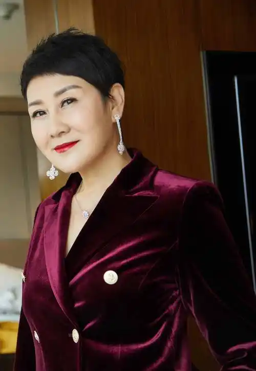 58岁张凯丽机场大长腿少女粉穿搭超时尚,大妈不是装美,是真年轻_气质