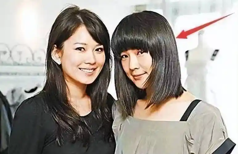 谢易桦是80后,是一名服装设计师.