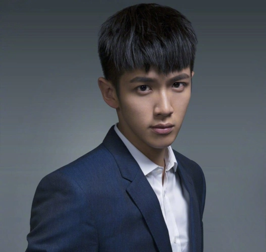 陈羽凡涉毒后首曝照片,打扮精致现身录音棚,被疑将再次复出?