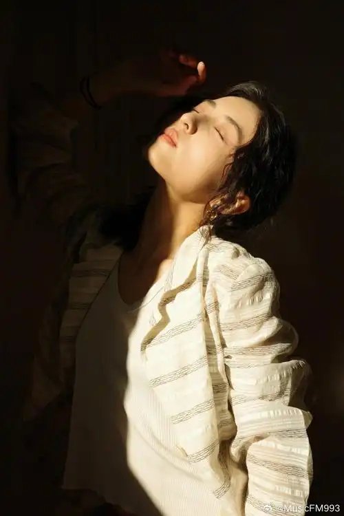 露肩了#张子枫在家里的一组光影随拍照曝光,照片中她罕见地小露香肩