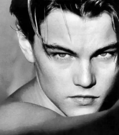 莱昂纳多的颜值巅峰不是泰坦尼克号时期,而是在这几部剧中!