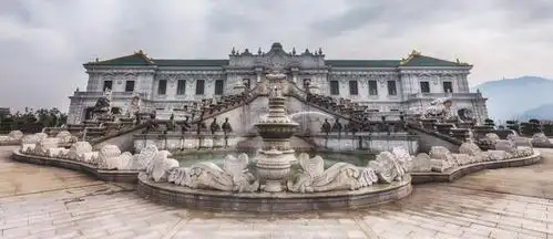 这里有庄严神圣的"正大光明",富丽堂皇的"九洲清晏", 如梦似幻的"蓬岛