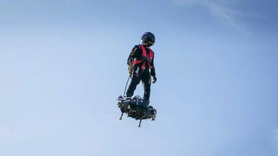 国外发明的单人悬浮飞行器,速度高达上百公里,天空中任意翱翔-最新