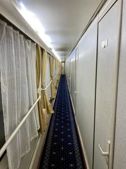 女子坐火车遭遇尴尬,要不要设立女性车厢?