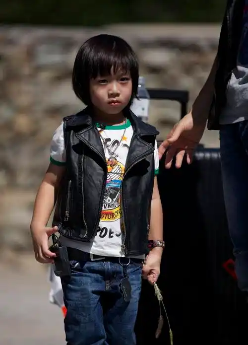 林志颖晒kimi游泳腿也太长了吧比爸爸高目测快要一米八