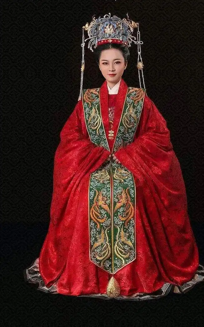 衣 ||凤冠霞帔的传说北宋靖康二年(1127),由于宋徽宗和钦宗父子被金人