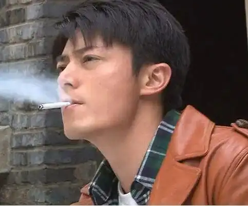 8,黄晓明,这张是《上海滩》中的剧照,许文强抽烟的样子很拽,有一种