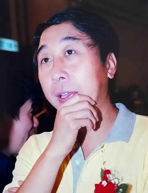 只见冯巩师徒一行手持扫把,嬉笑怒骂间为已故相声大师马季扫墓,这一幕