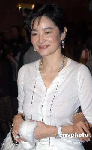 林青霞现身:我过得很好 晚上读读李清照和红楼梦