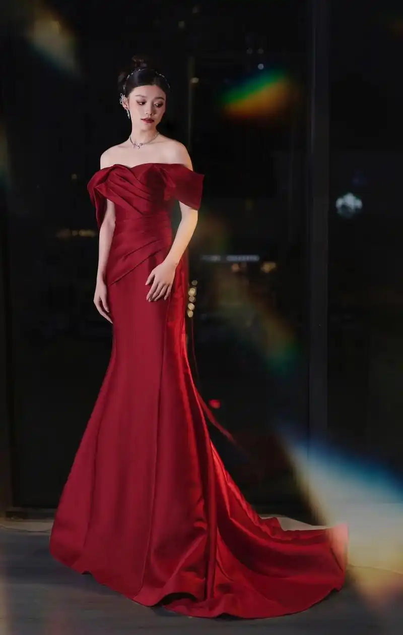 深邃高贵的气质女孩必备小众礼服|东莞婚纱.