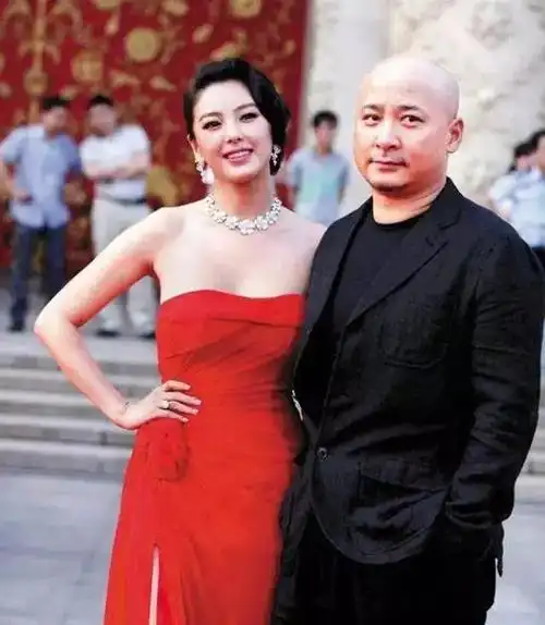 太甜了张雨绮与小8岁男友李柄熹街头牵手搂腰