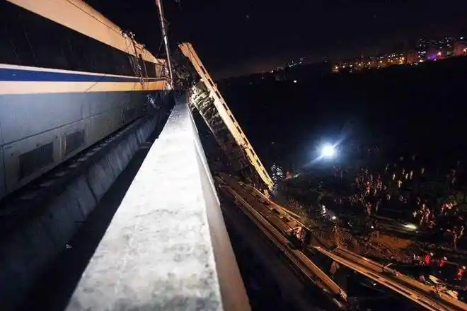 回看10年前温州动车事故失去父母的小伊伊获救叔叔当亲女儿养