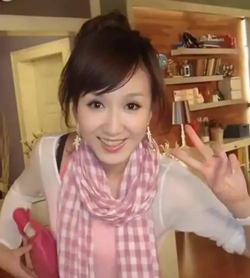 看娄艺潇,邓家佳…曾经公寓四美现状_胡一菲_五官_气质