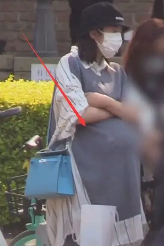 唐艺昕挺大孕肚起身,谁注意张若昀咋扶的?走不走心一目了然