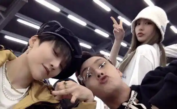 有一张照片里是刘雨昕周扬青和陈伟霆集体搞怪,录节目毫无偶像包袱