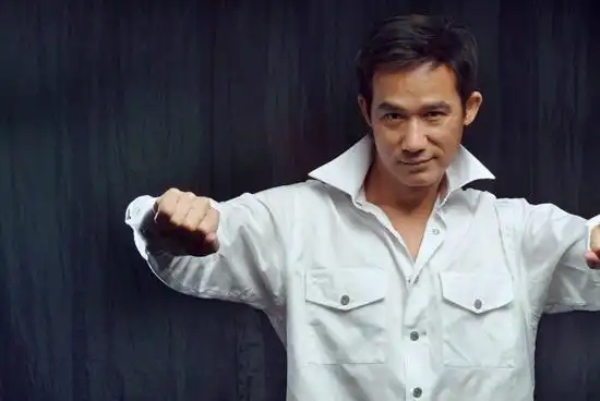 年12月19日生于中国 a target="_blank" href="/item/香港/128775"