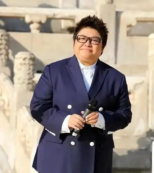 韩红漂亮成功!瘦到脸脱相撑不住衣服,网友表示变太多认不出