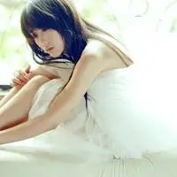 谁能给我一张女生抱膝的唯美忧伤图片做头像