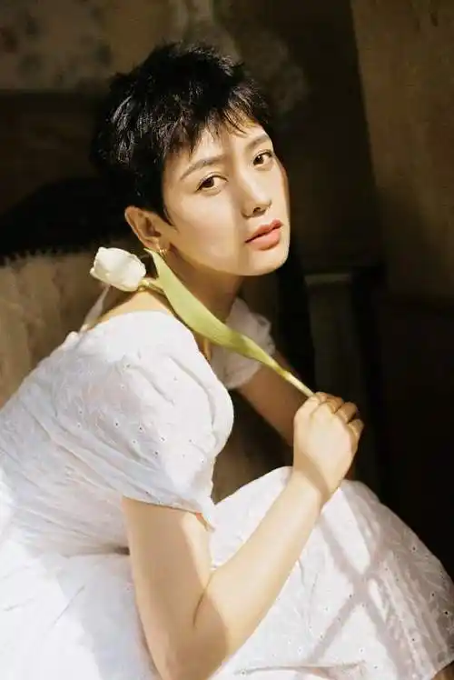 李晓峰复古胶片写真 彰显慵懒复古气质