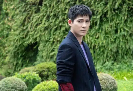 周渝民职业栏填无业或待业,女儿家长会穿背心短裤