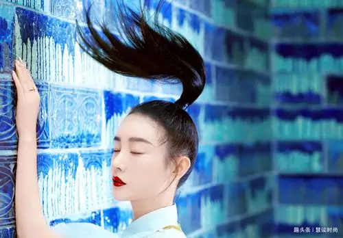 张檬官宣恋情后曝光新写真 高马尾长眼线眼神凌厉