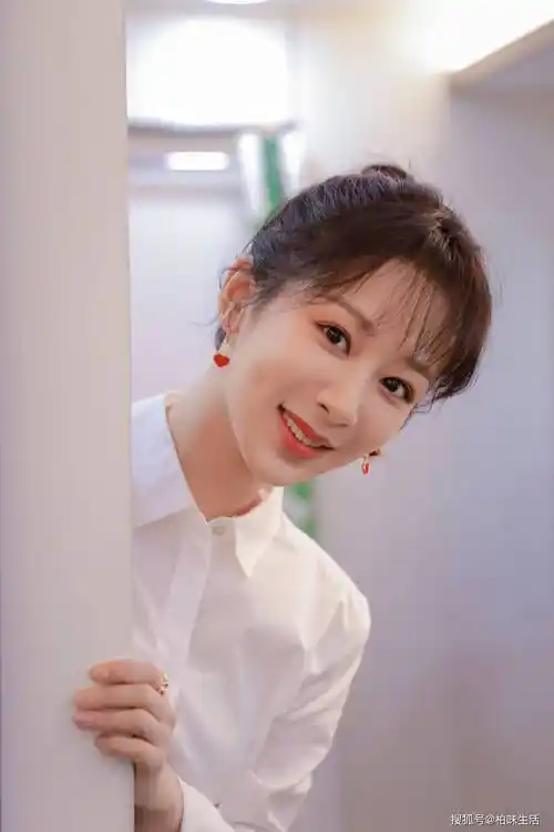 杨紫淡妆梳着黑色麻花辫白色衬衣搭配灰色百褶裙学生气十足甜美可爱