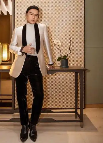 陈志朋爱上"高跟鞋",48岁穿西装帅回"尔泰",不掩贵公子气质